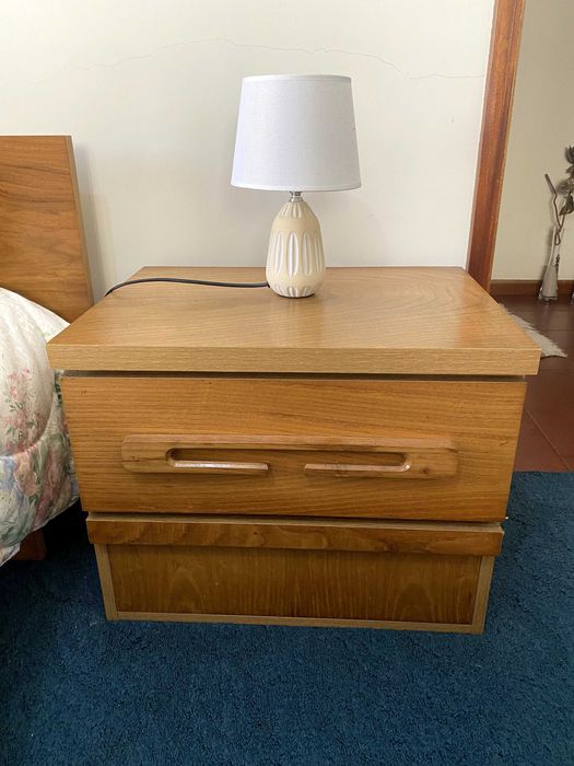 Conjunto cama + mesinhas de cabeceira + móvel de arrumação