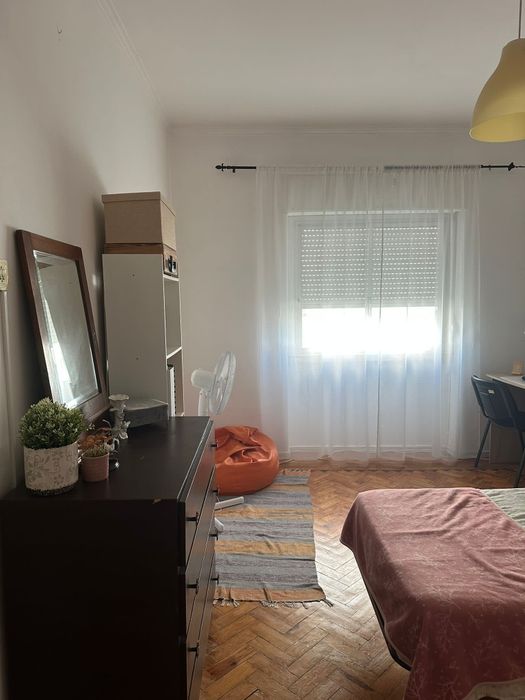 Arrenda-se quarto para estudante