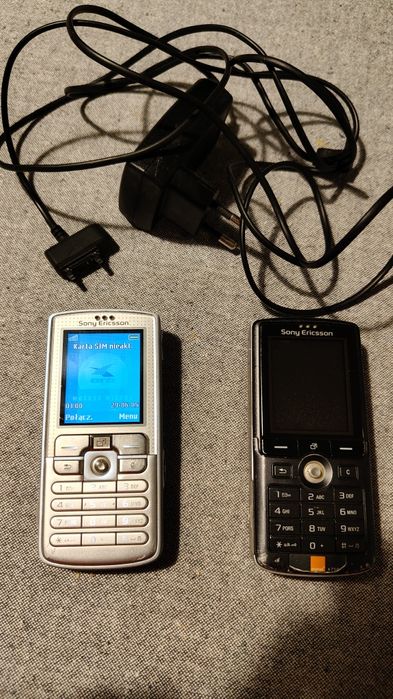 Dwa telefony Sony Ericsson SonyEricsson K750i oraz D750i z ładowarka