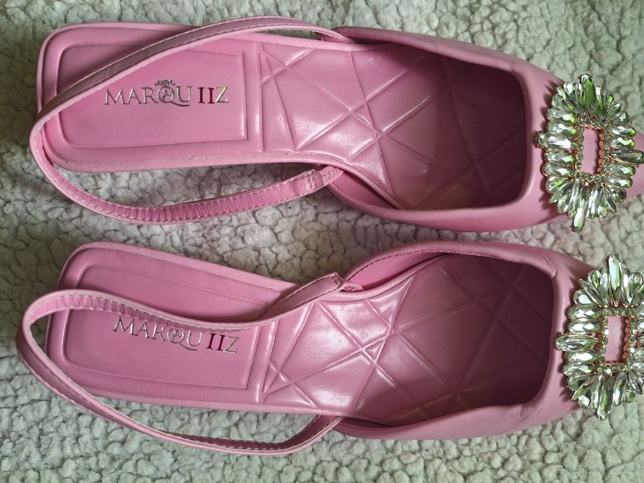 Sapatos rosa com aplicação