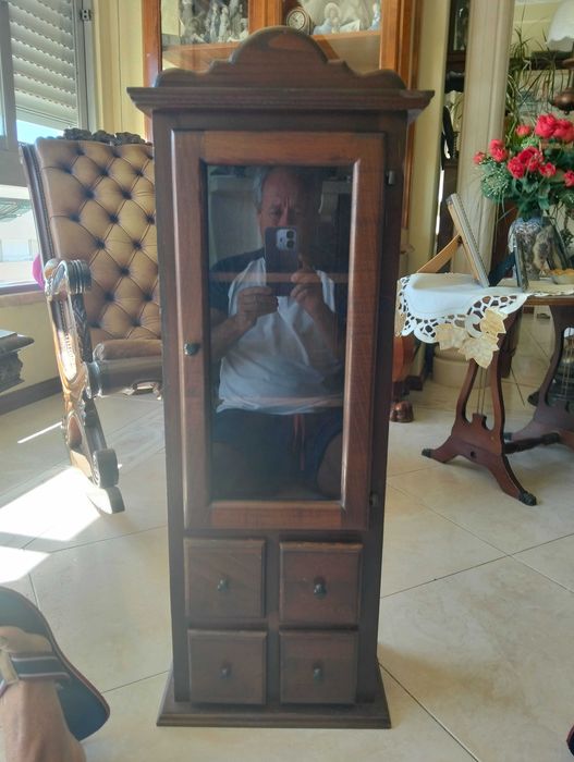 Pequeno movel vitrine de parede madeira maciça
