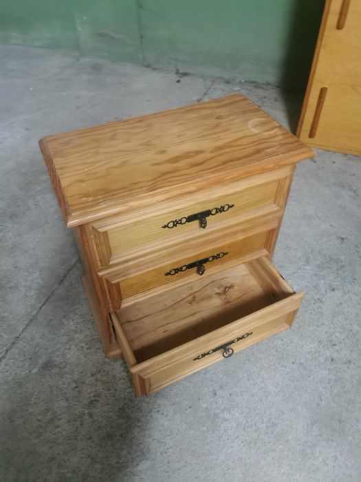 Mesa de Cabeceira em Madeira (3 Gavetas) - Estilo Rústico