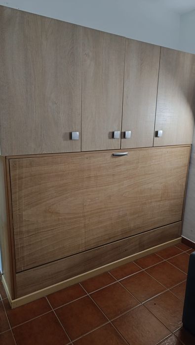 Cama de parede mais móvel de cima