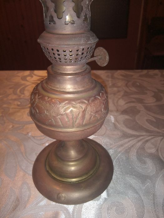 Lampa naftowa z epoki PRL-u