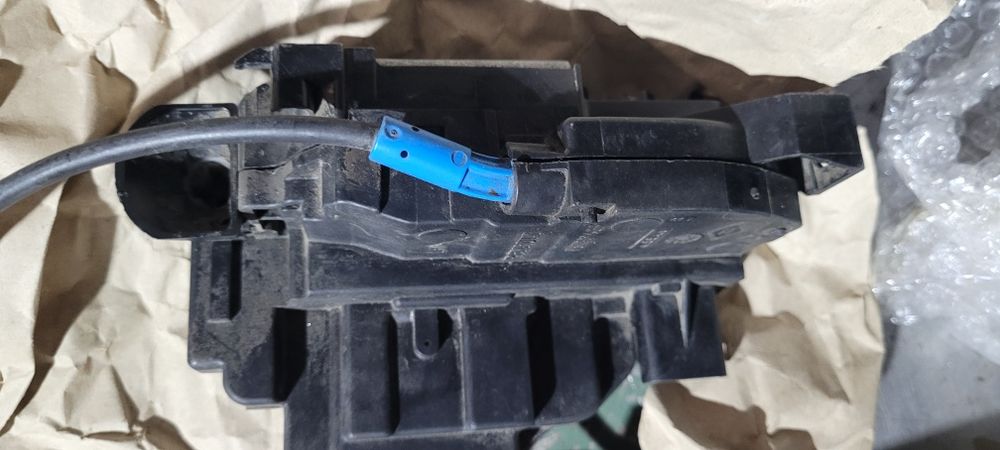 Продам запчастину на ліву дверь (замок двері)