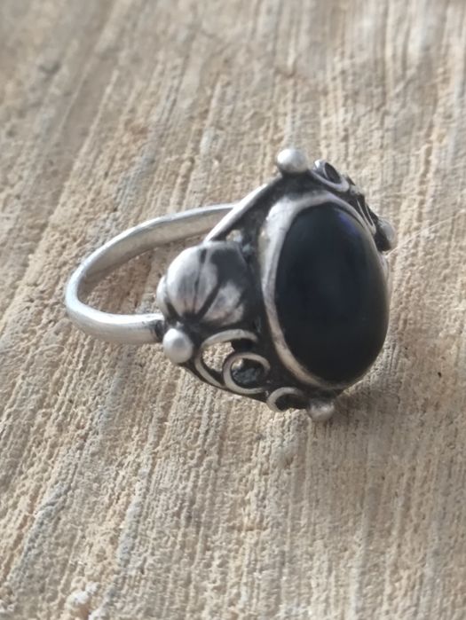 Stary srebrny pierścionek z czarnym oczkiem. Vintage
