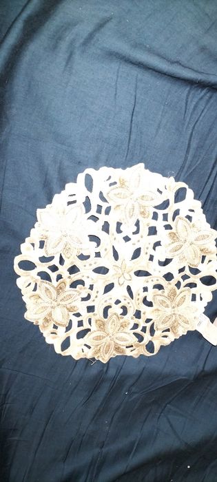 Serwetka- haftowana złotą nicią - haft richelieu, średnica 28 cm