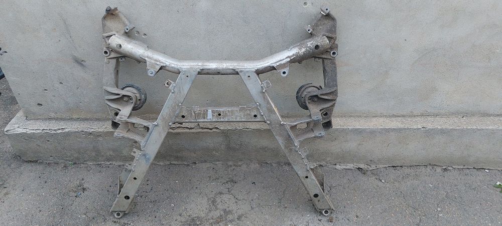 Продам подрамник Bmw e39