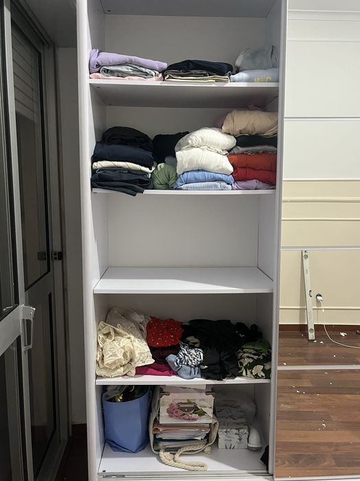 Roupeiro Pax com portas de correr e espelho