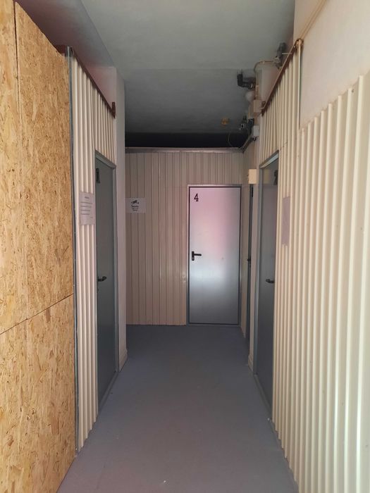 Guarda móveis - boxes e cacifos com diversas dimensões.