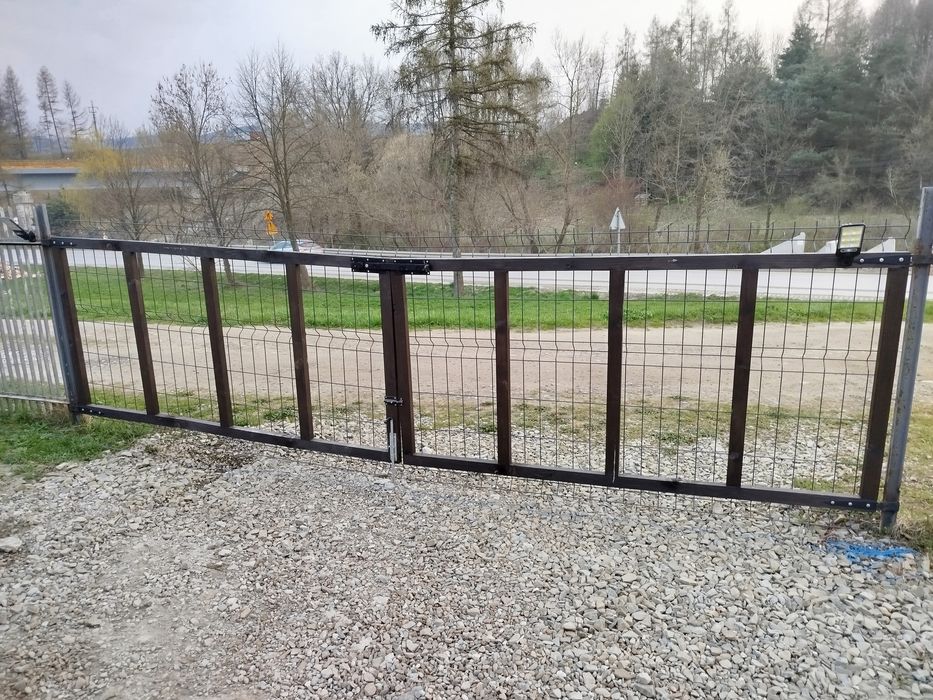 Tymczasowa brama ogrodzeniowa.