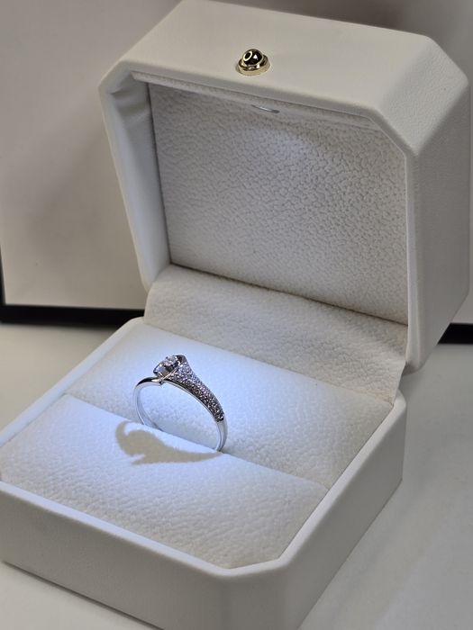 Золота каблучка з діамантами