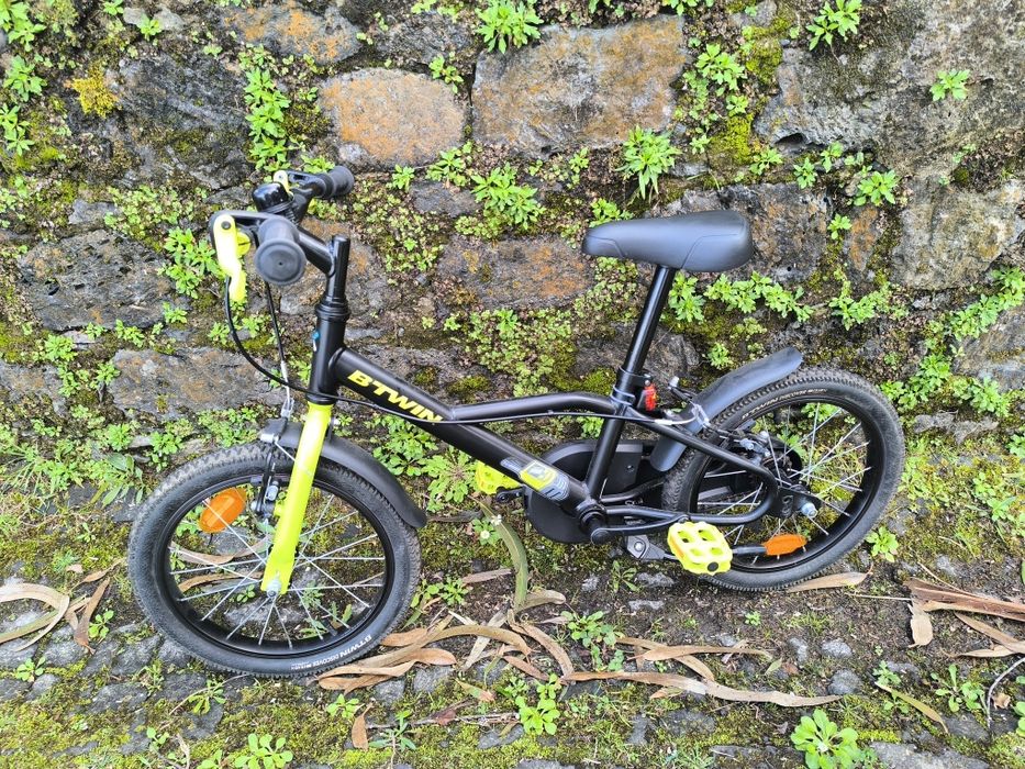 Bicicleta infantil B'Twin 500 Dark Hero de 16 polegadas.