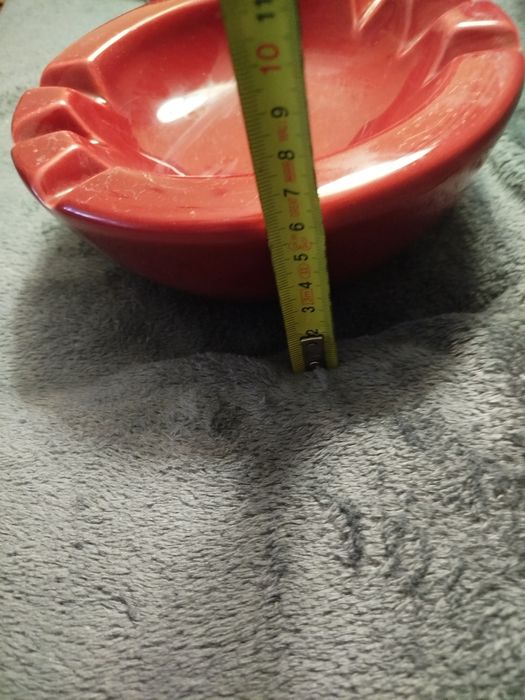 Cinzeiro antigo. Bordô