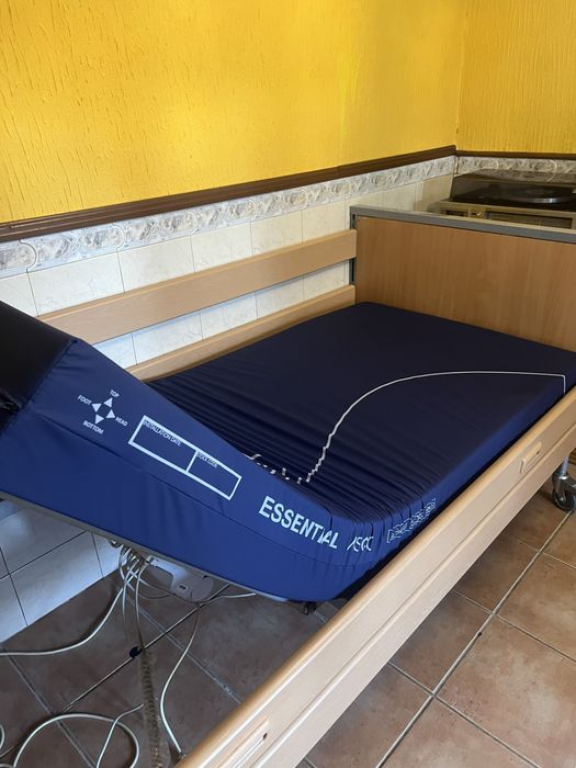 Cama articulada com comando