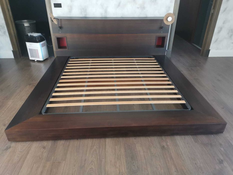 Cama de casal com cabeceira com iluminação