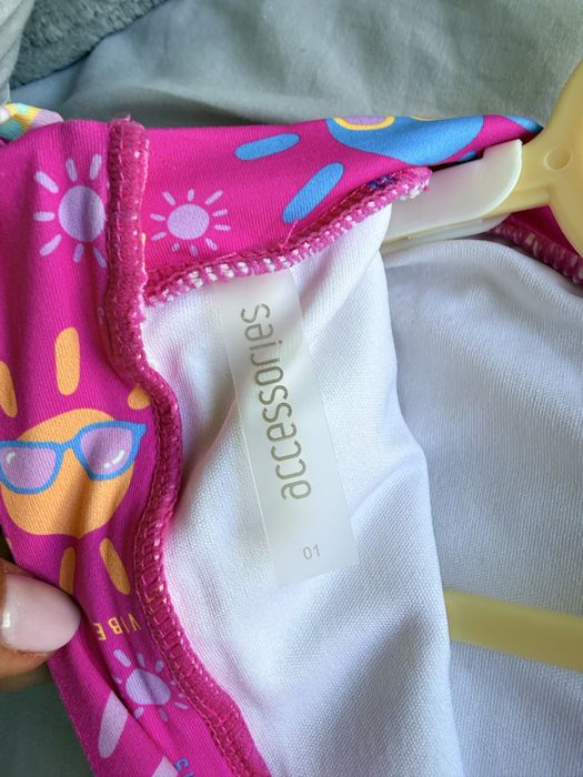 Conjunto de dois fatos de banho para gémeos, com estampados divertidos.
