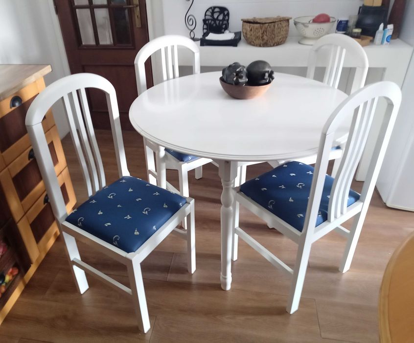 Mesa e quatro cadeiras em madeira maciça lacadas a branco + conjunto de dois cortinados e sanefa