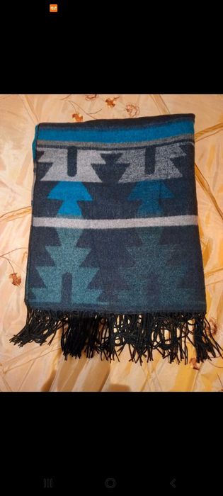 Manta Poncho - em tons de cinza e azul marinho e verde escuro - Local