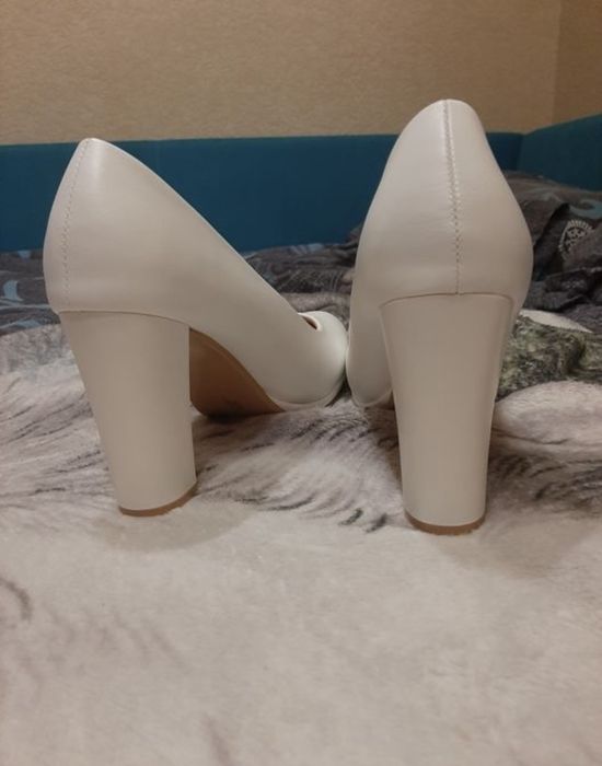 Туфли белые на каблуке