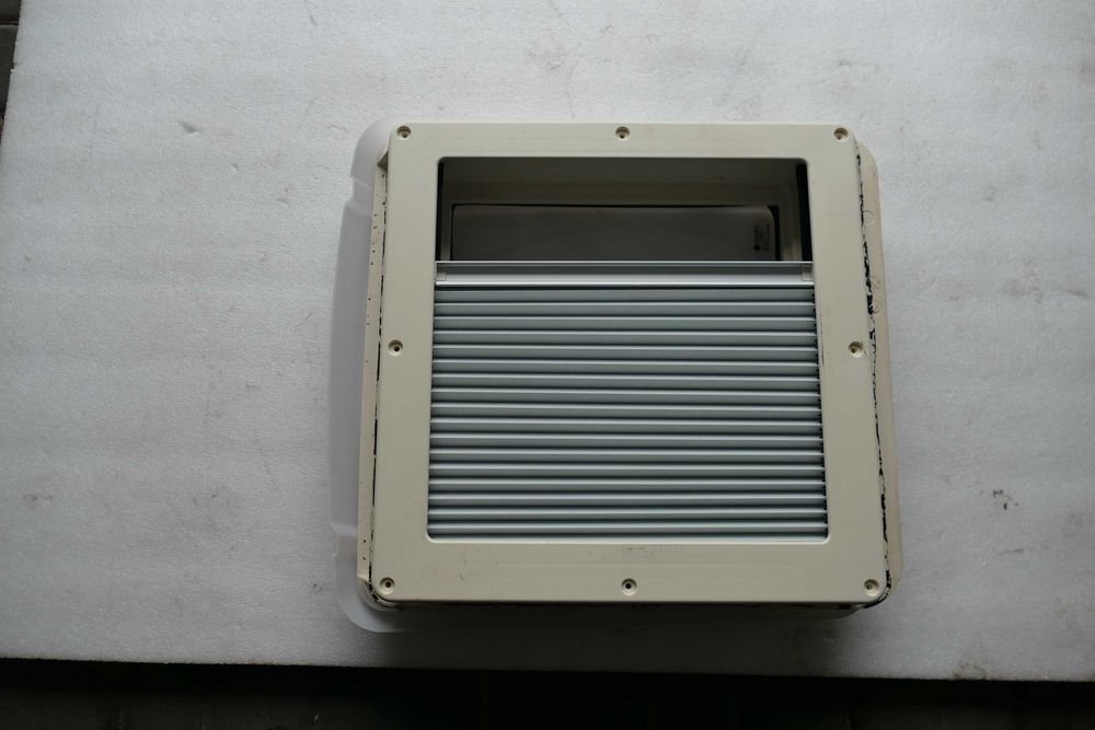 Okno dachowe 40x40 mleczne