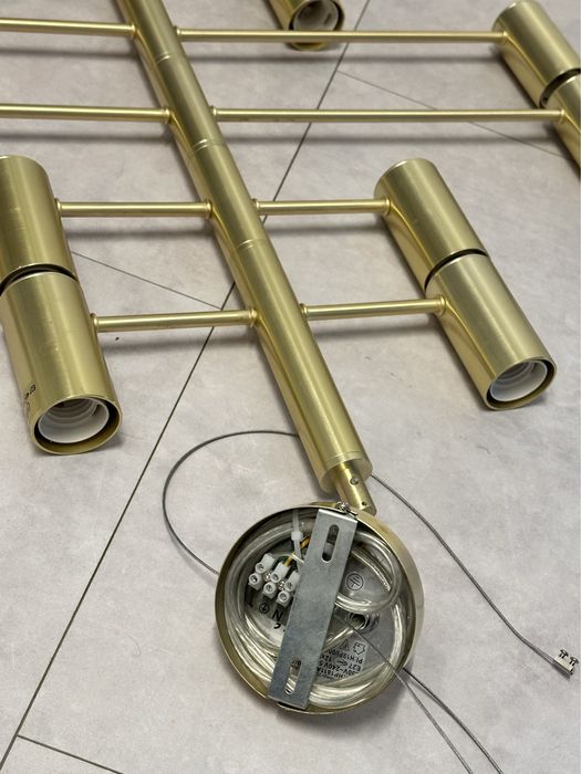 Żyrandol - lampa na 12 żarówek.