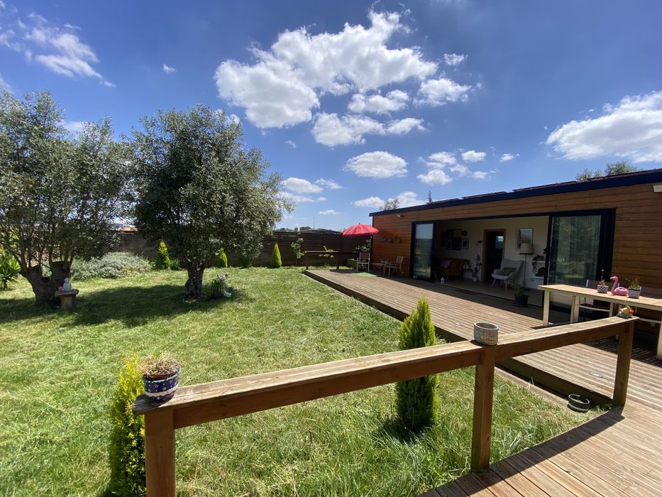 Quarto c casa de banho privada p arrendar em moradia rústica