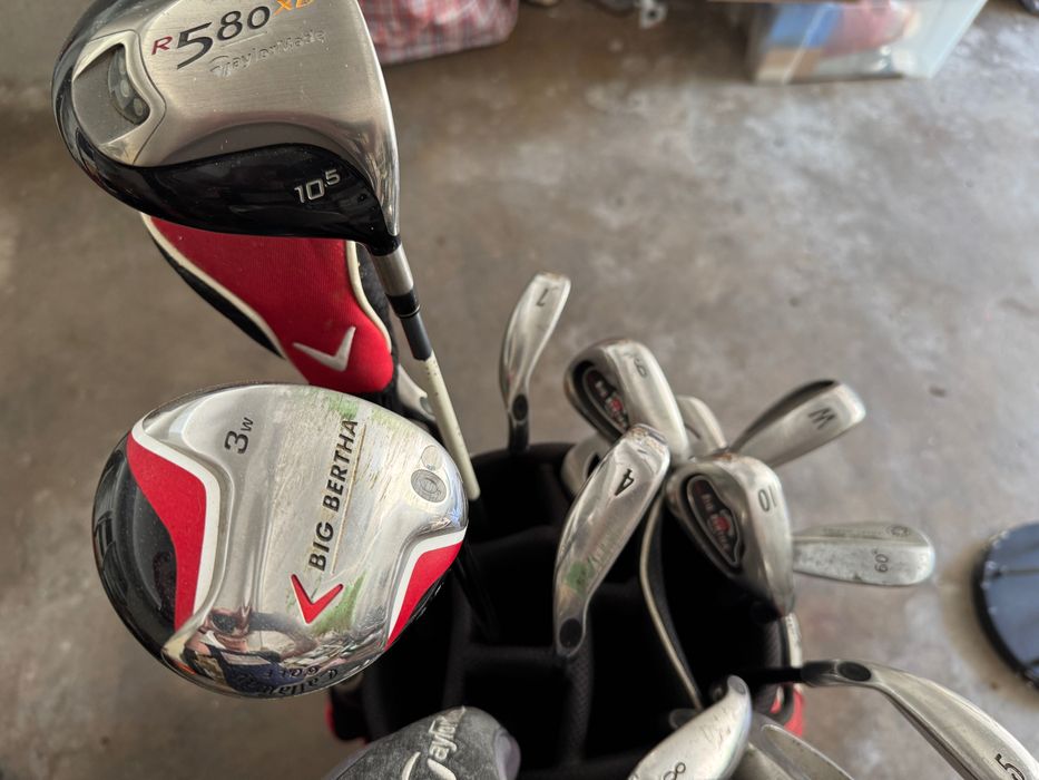 Saco de golf Callaway com conjunto de tacos.