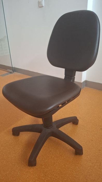 Cadeira escritório em pele castanha