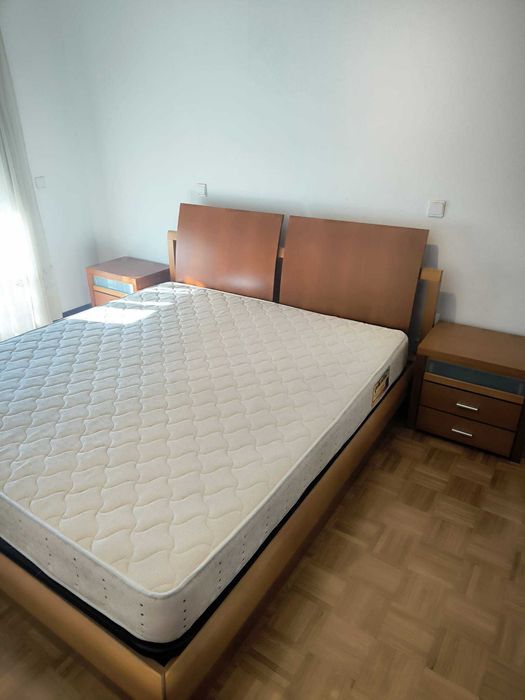 cama king size com mesinhas de cabeceiras e camiseiro