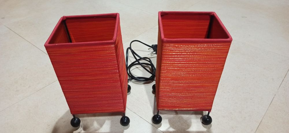 Candeeiros de mesinha de cabeceira vermelhos, em ótimo estado.