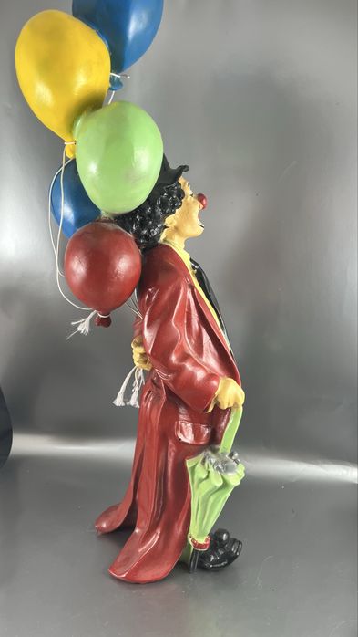 Duzy klaun z balonami