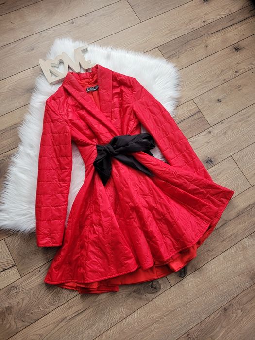 Czerwony rozkloszowany płaszcz Lola 36 polski producent