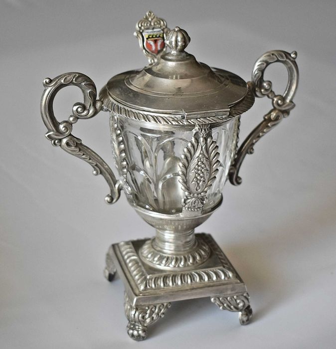 Srebrny pojemnik na musztardę