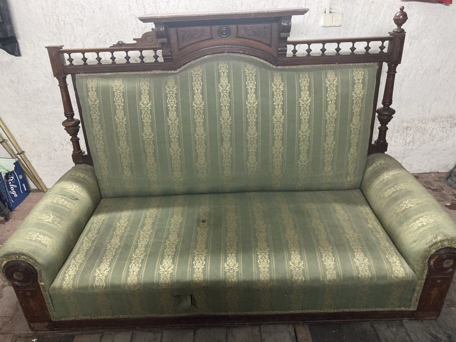 Sofa widoczna na zdjeciu