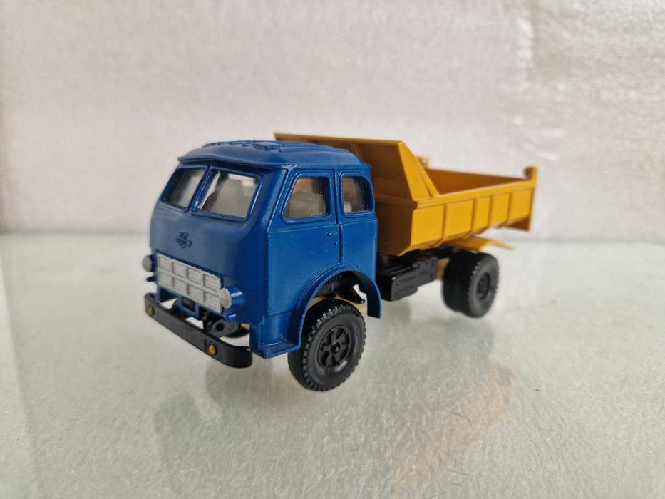 МАЗ - 503 самосвал с коробкой модель 1:43 сделано в СССР машинка