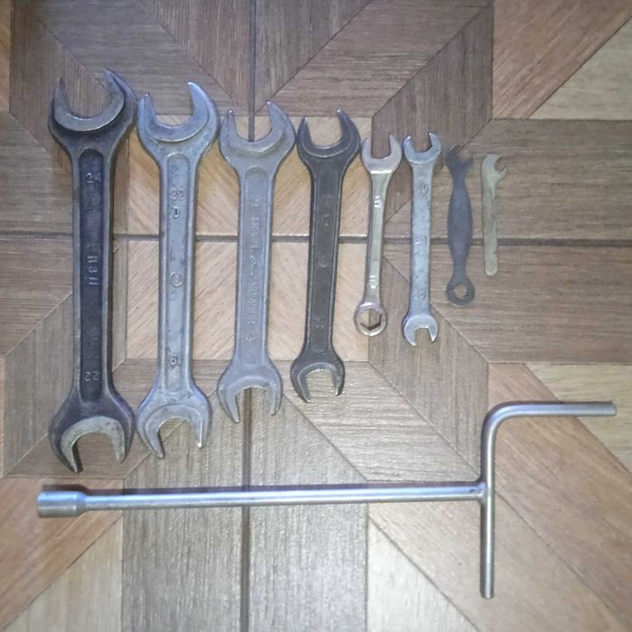Отвёртки, ключи рожковые, напильники, молотки, кусачки.