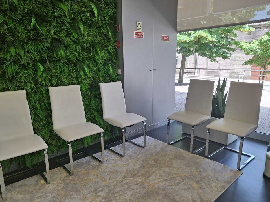 Gabinete com água e luz incluído no centro de Penafiel