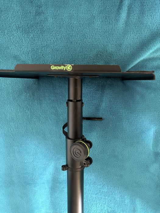 Statywy Gravity pod monitory studyjne