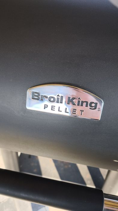 Grill, smoker Broil King Regal Pellet 400, żeliwne ruszta, różen