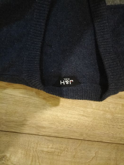 Sweter męski rozpinany.