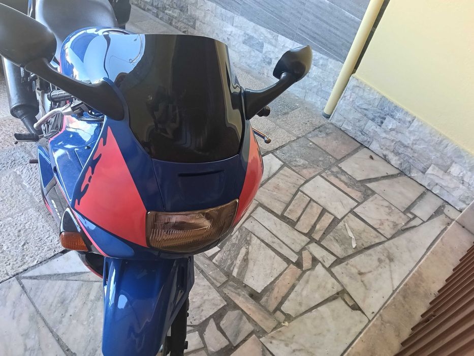 Moto cbr 600 F2.