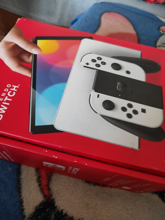 Nintendo Switch OLED 64 GB + 14 gier na kartach + akcesoria