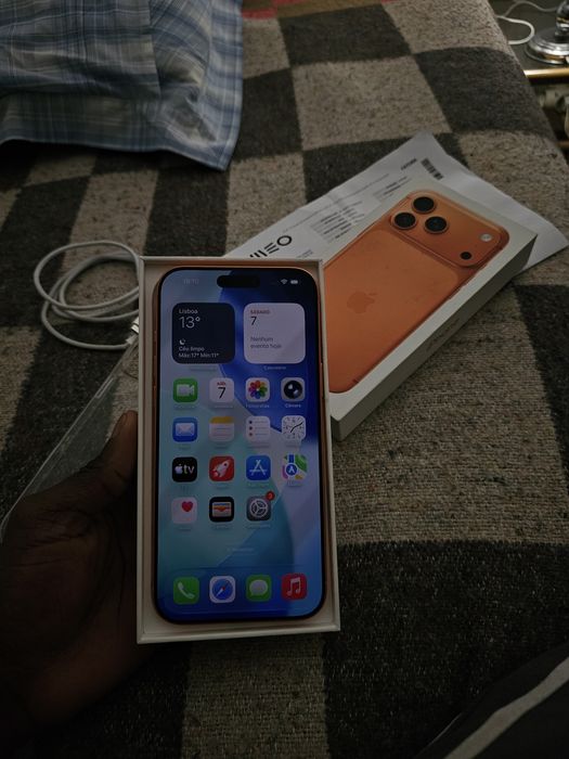 Iphone 17 pro max de 256Gb, dual sim e esim. Telefone tem semanas de u