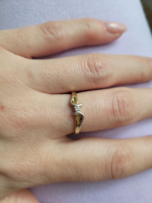 NOWY Złoty pierścionek zaręczynowy z brylantem 0.05