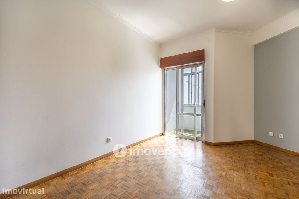 Apartamento T2, com boa luz natural, em Odivelas
