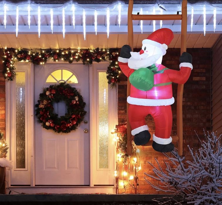 Pai natal insuflavel a subir escada
