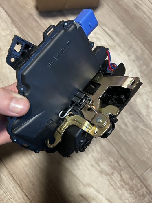 Замок задньої правої двері skoda