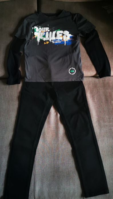 Conjunto de calça ganga preta e t-shirt