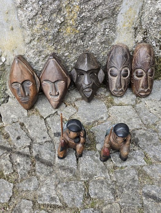 Coleção de artesanato africano, máscaras e tartarugas